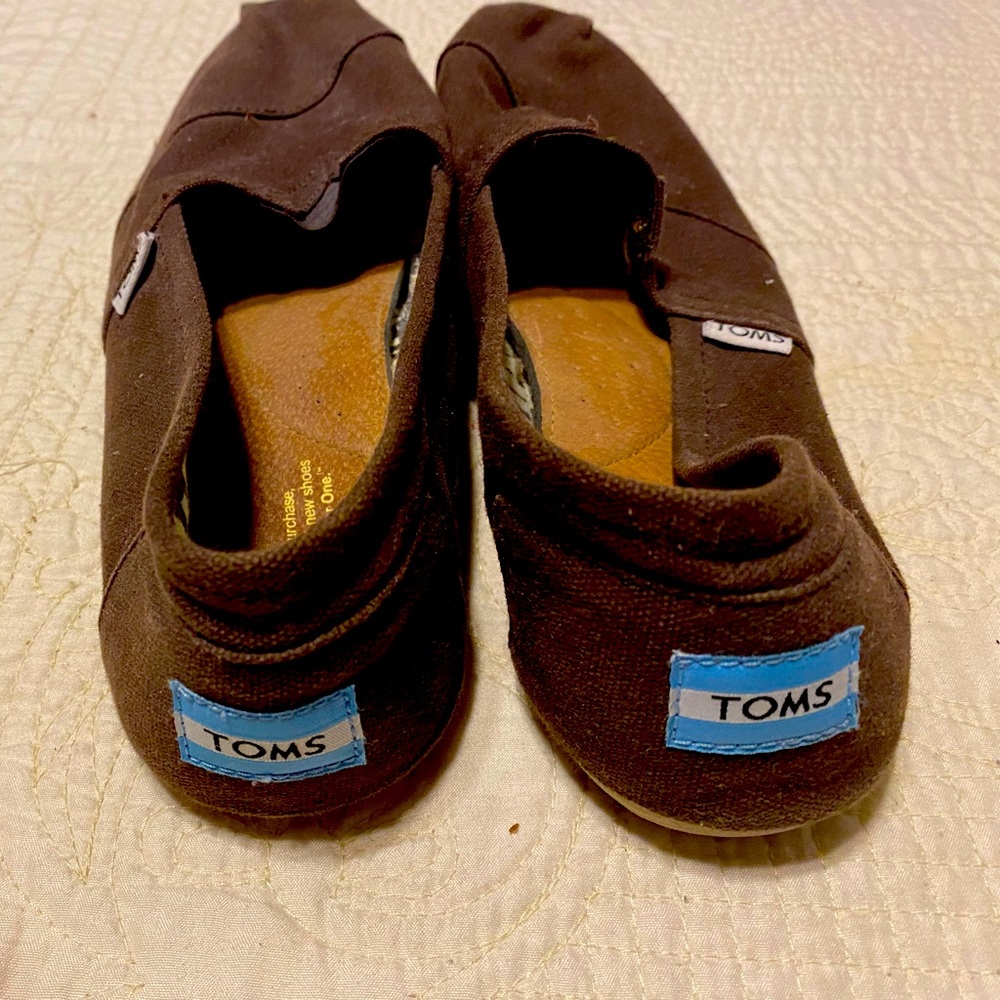 Tom’s 10W women’s brown canvas flats